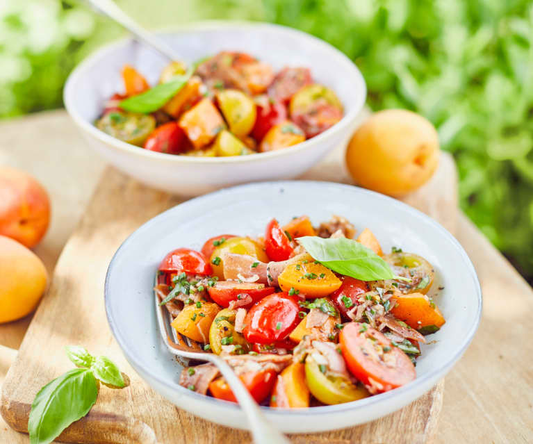 Tomatensalat mit Aprikosen und Serrano