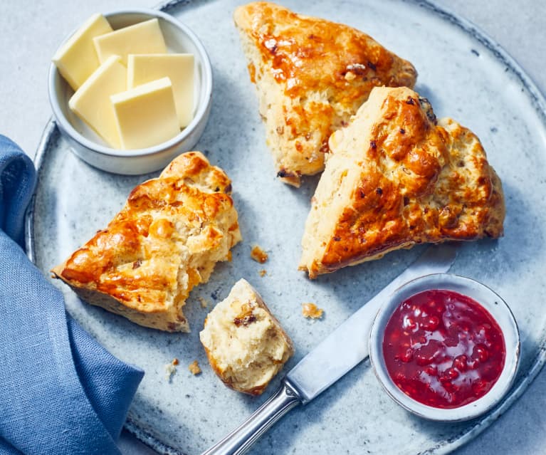 Scones mit Aprikosen und Haselnüssen