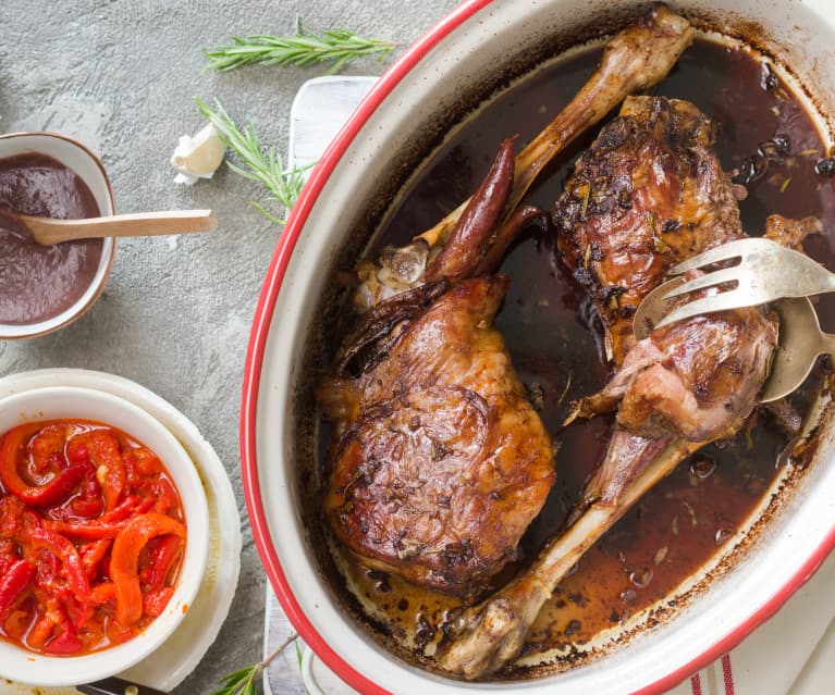 Pierna de lechal asada al vino tinto con pimientos al ajillo y salsa de cecina