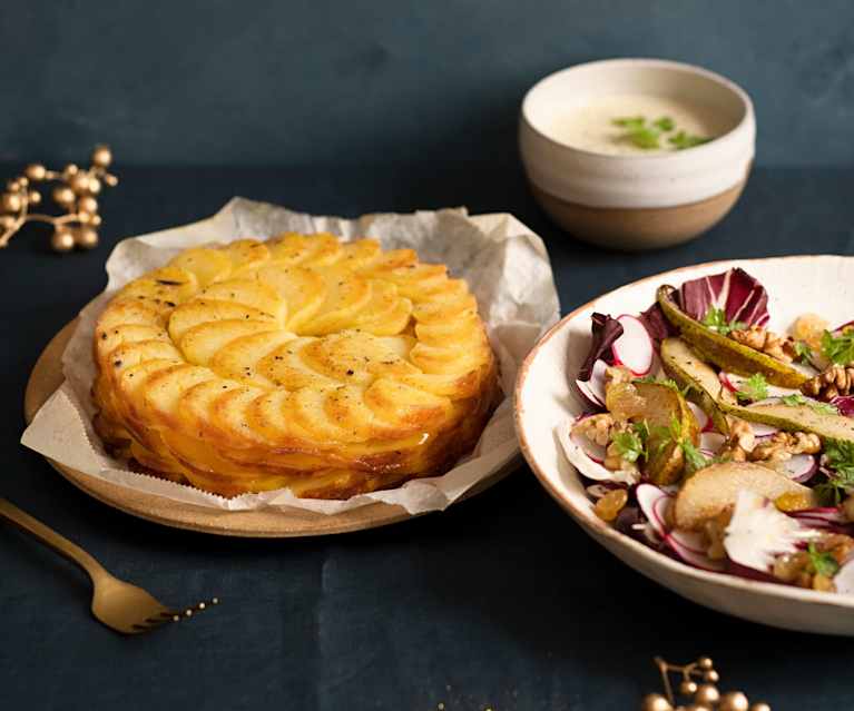 Pommes Anna, salade de trévise, poires et sauce au bleu