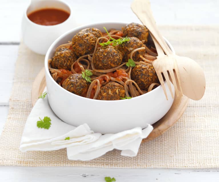 Nouilles à la sauce tomate et boulettes d'aubergine aux graines de chia