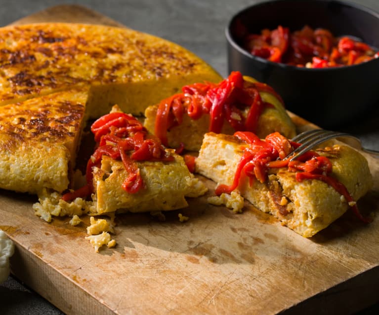 Tortilla de coliflor y chorizo con piquillos