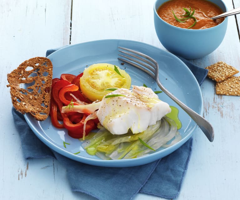 Cabillaud et petits légumes d’été à la vapeur et soupe froide tomate-courgette