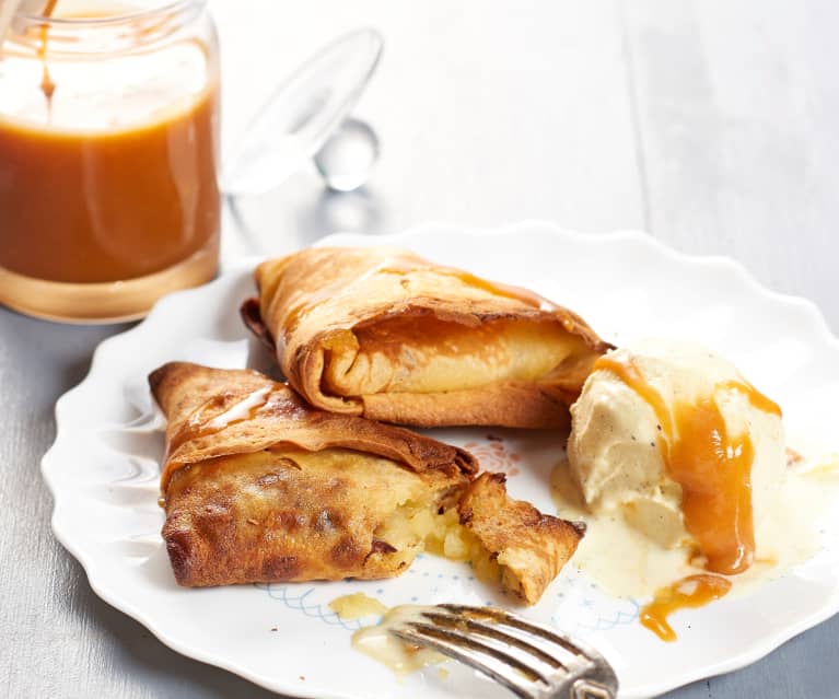 Samoussas de crêpe, pomme vanille et caramel au beurre salé