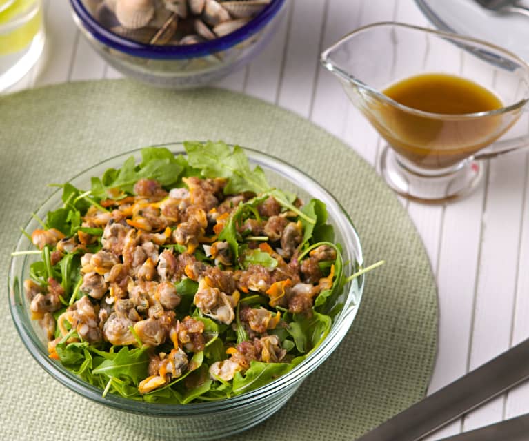 Berberechos y almejas al limón con ensalada de rúcula