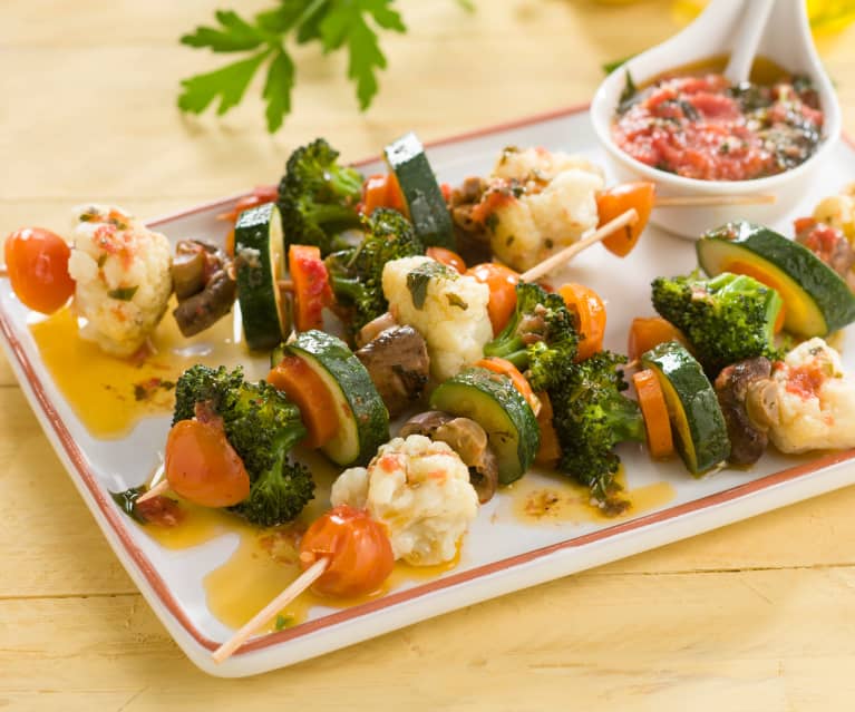 Brochetas de verduras con salsa vierge