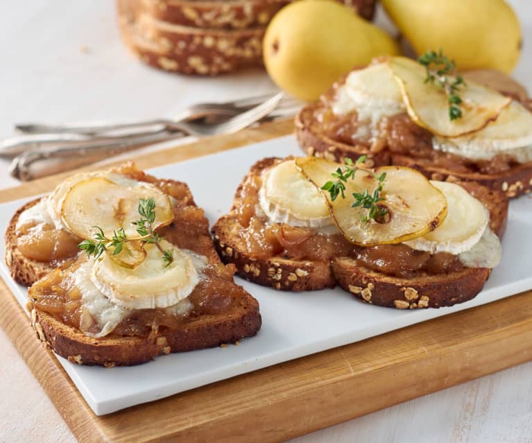 Tosta de chalota y pera caramelizada con queso de cabra