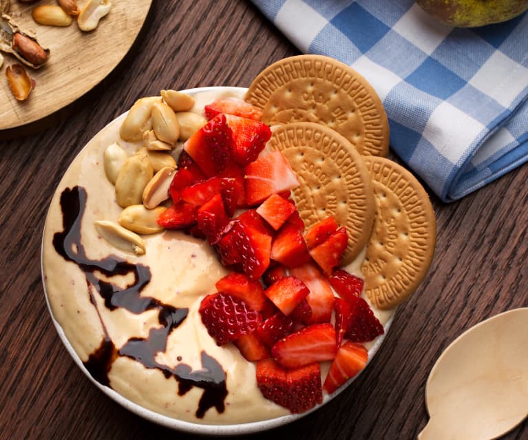 Smoothie bowl de pera, manzana, galletas y mantequilla de cacahuetes