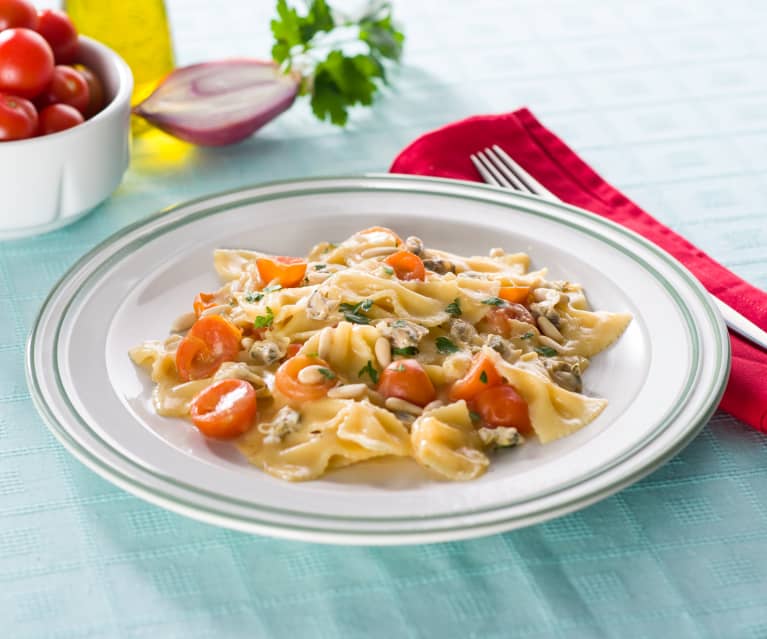 Farfalle con chirlas y tomates cherry