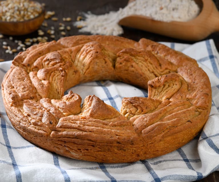 Corona di pane sfogliato ai cereali