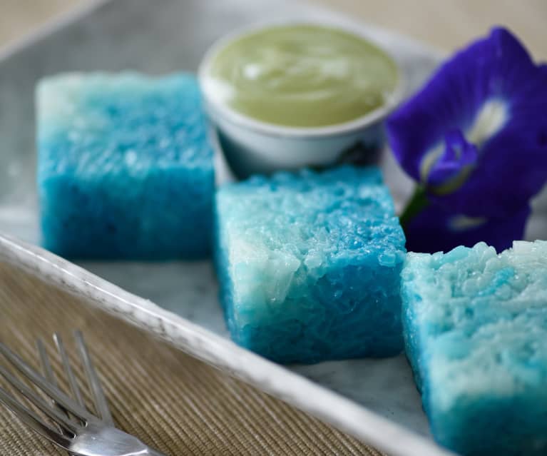 Pulut Tai Tai (Steamed Blue Glutinous Rice)