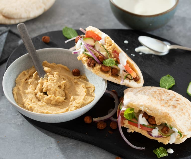 Hummus en pan de pita, con garbanzos asados y verduras