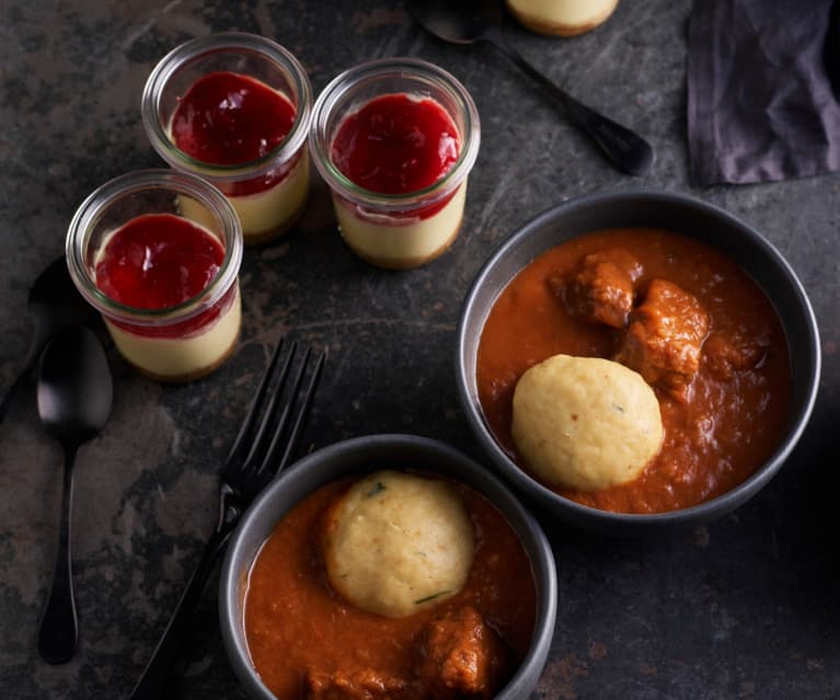 Goulash de bœuf, dumplings de pain - Cheesecakes individuels