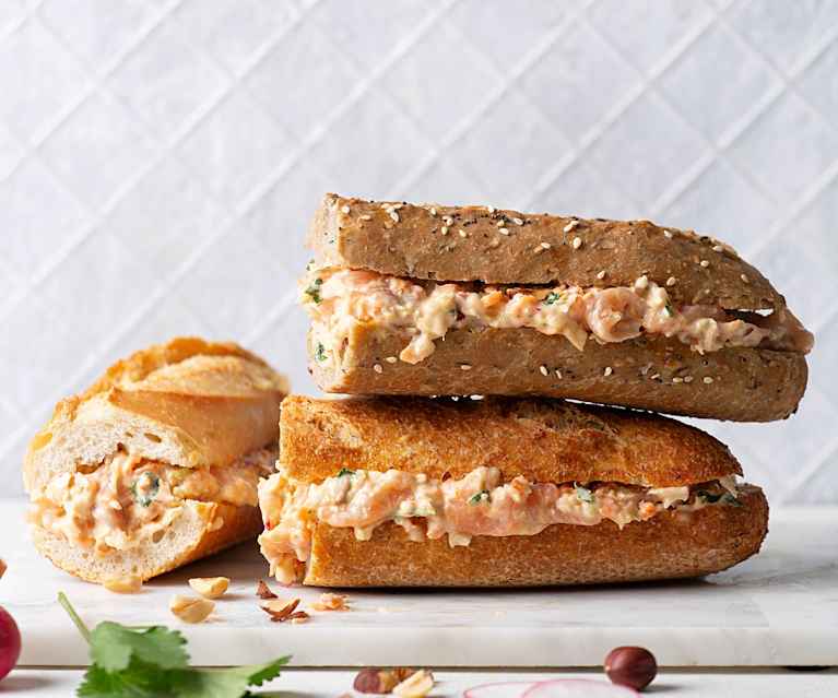 Sandwich cu somon și coleslaw Sandwich cu somon și coleslaw