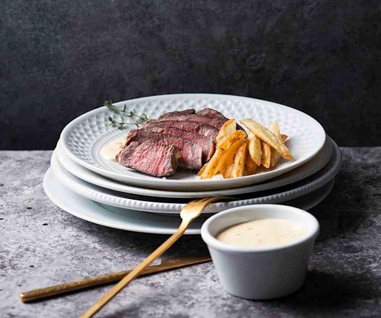 Rosa gebratene Rindersteaks mit Sauce Béarnaise Rosa gebratene Rindersteaks mit Sauce Béarnaise