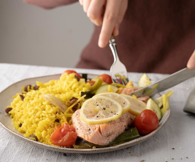 Salmón al vapor con verduras y arroz