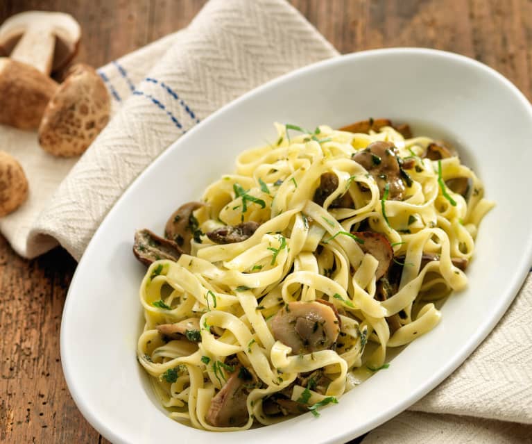 Tagliatelle com cogumelos salteados