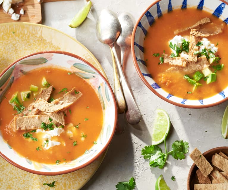 Sopa de tomate con aguacate