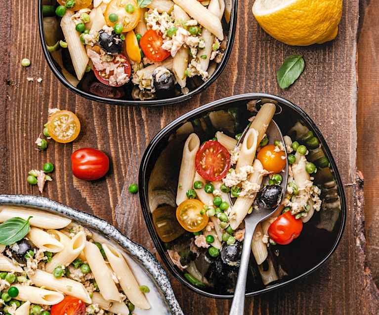 Insalata di pasta fredda con trota e verdure