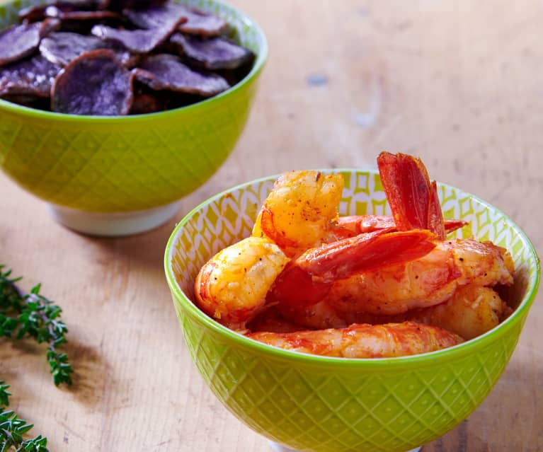 Gamberoni con chips di patate viola e timo