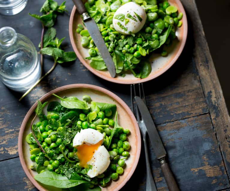 Légumes verts, menthe et œufs mollets