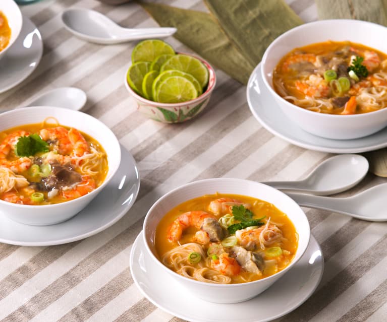 Sopa picante de coco y langostinos