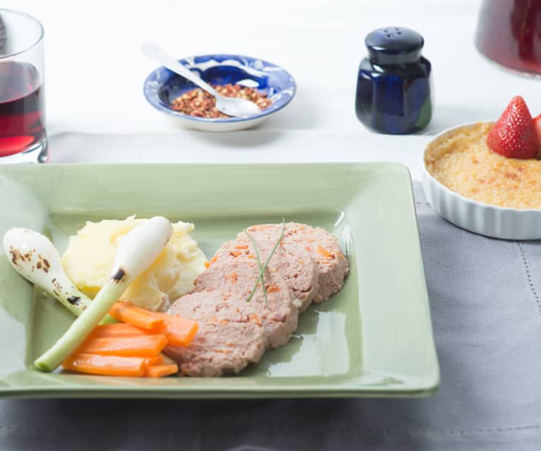 Rollo de carne con verduras, papas y flan de coco