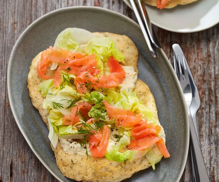 Langos mit Senfcreme und Räucherlachs