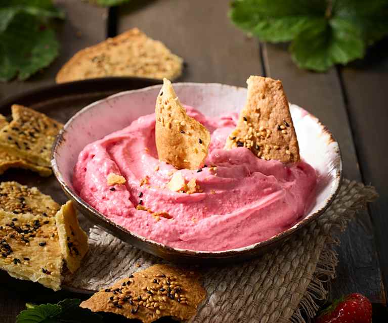 Geeister Erdbeer-Dip mit Sesam-Crackern Geeister Erdbeer-Dip mit Sesam-Crackern