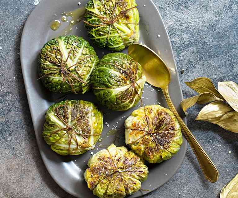 Ballottines de chou aux oignons grillés, épinards et fruits secs