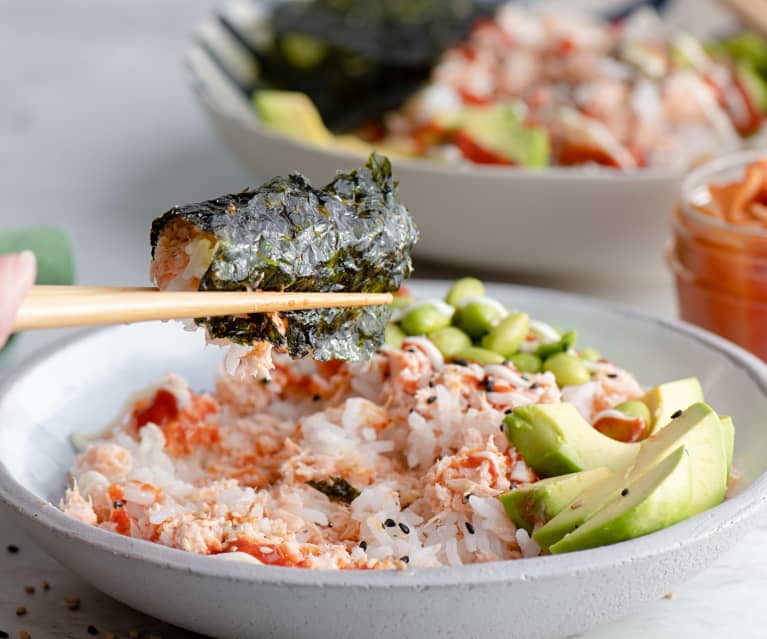 Poke bol de salmón, aguacate y alga nori