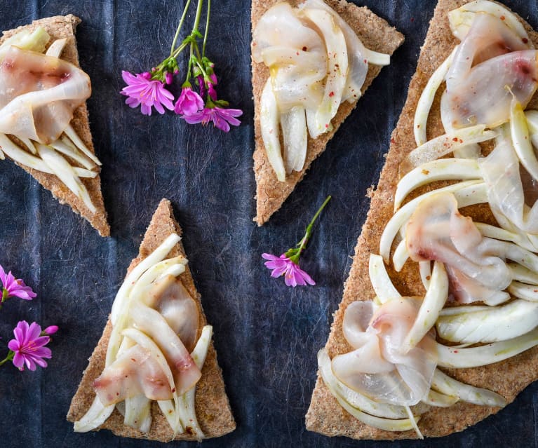 Schiacciata integrale con finocchi e pesce spada