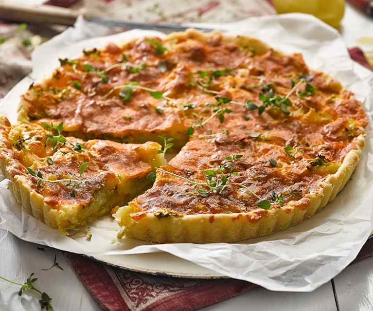 Quiche s novými bramborami, jarní cibulkou a čedarem Quiche s novými bramborami, jarní cibulkou a čedarem