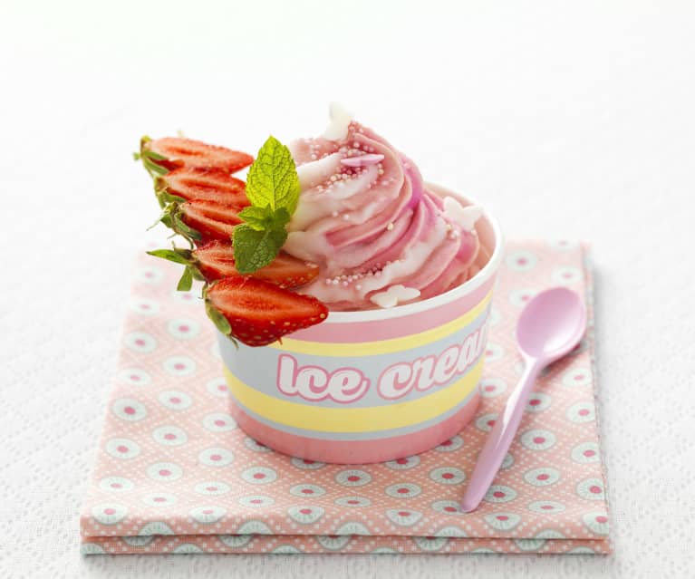 Glace au yaourt marbrée à la fraise