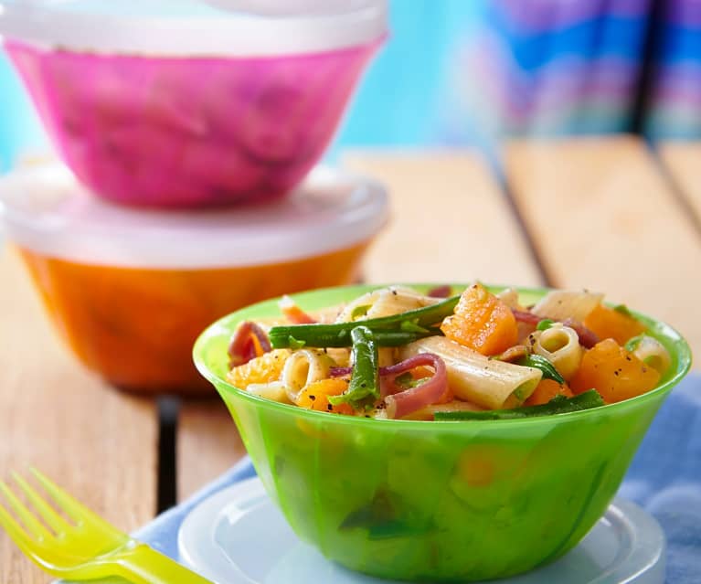 Insalata di pasta integrale con prosciutto crudo, melone e fagiolini