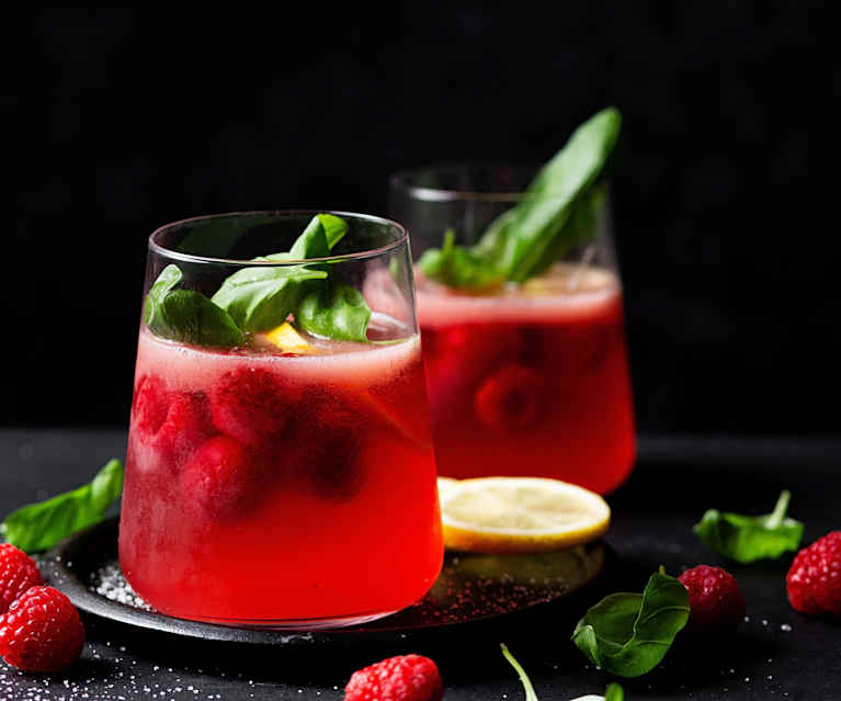 Sangria cu zmeură și busuioc