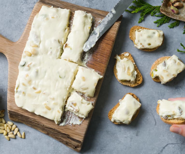 Turrón de camembert con frutos secos