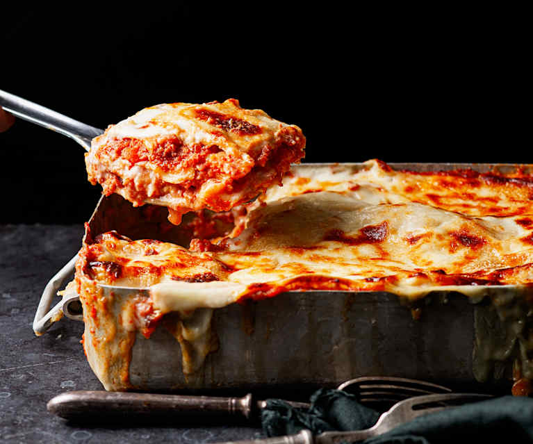 Špenátové lasagne s boloňskou omáčkou, bešamelem a parmazánem Špenátové lasagne s boloňskou omáčkou, bešamelem a parmazánem
