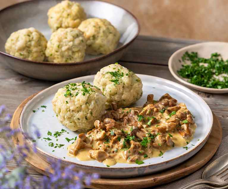 Eierschwammerl à la creme mit Semmelknödel