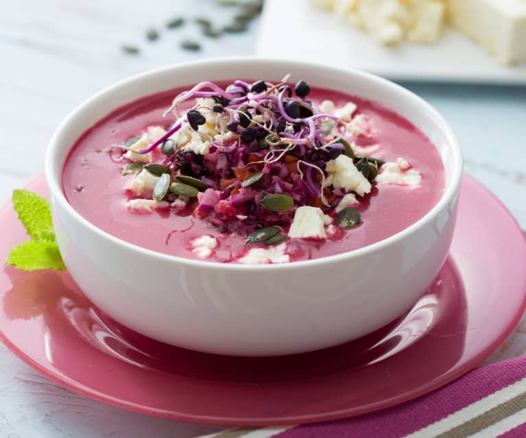 Gazpacho de remolacha con ensalada de lombarda y queso feta