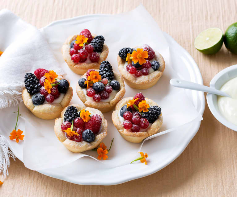 Tartaletas con crema de lima y frutos rojos