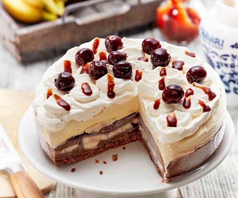 Bananensplit-Eistorte mit Schoko-Karamellsauce Bananensplit-Eistorte mit Schoko-Karamellsauce
