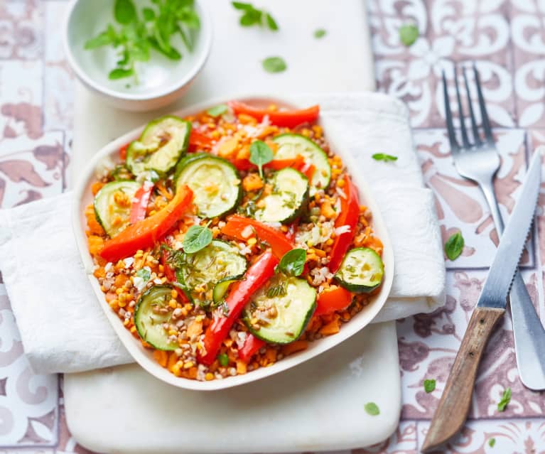 Salade kasha, lentilles corail et légumes d'été