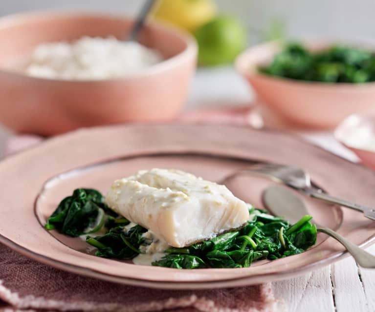 Bacalao al vapor con arroz, espinacas y salsa de limón