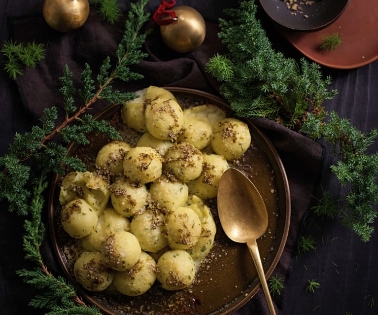 Bolinhas de batata e queijo mozarela com azeite de ervas