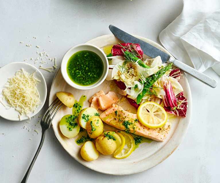 Steamed salmon with garlic butter, potatoes & Italian salad