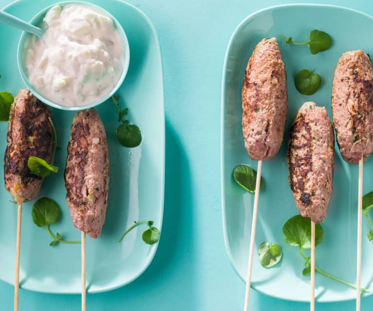 Brochetas de ternera y feta con salsa tzatziki