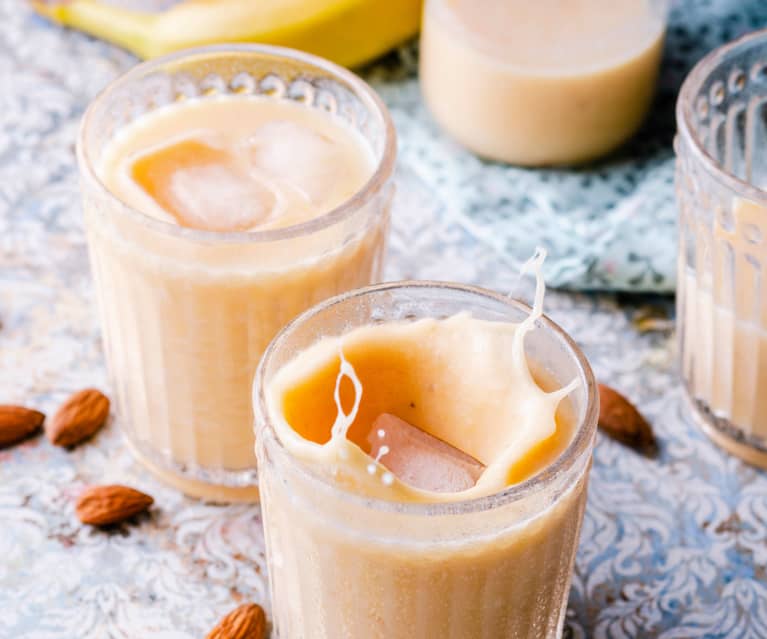 Mocktail mangue, ananas, banane et boisson à l'amande