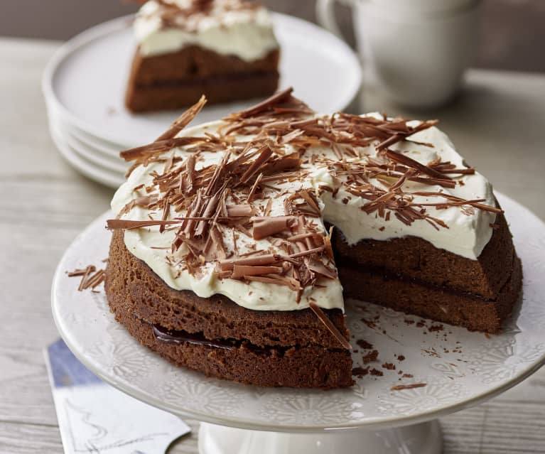 Torta al cioccolato cotta a vapore con panna montata