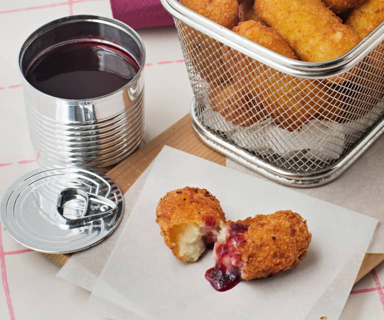 Croquetas de gorgonzola y nata con salsa de cereza